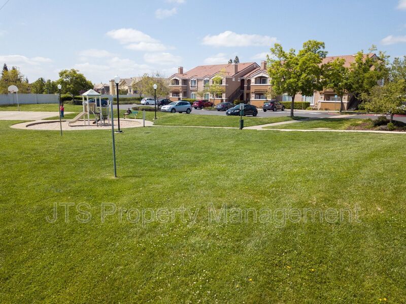 Beautiful Upper Level 2 Bed 2 Bath Gated Folsom Condo! Available mid February! property image