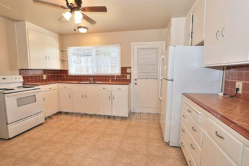 Rare 2 Bedroom Lower Level Apartment Across from UC Davis Med Center! property image