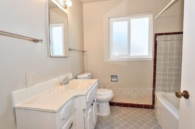 Rare 2 Bedroom Lower Level Apartment Across from UC Davis Med Center! property image