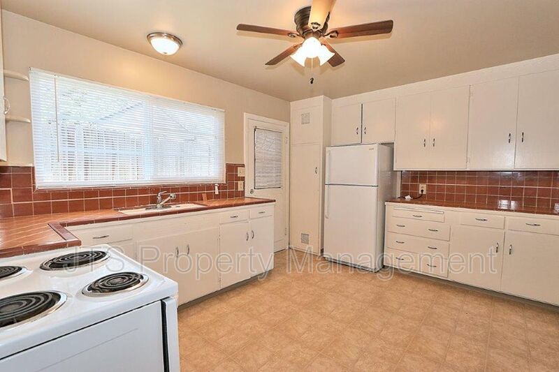 Rare 2 Bedroom Lower Level Apartment Across from UC Davis Med Center! property image