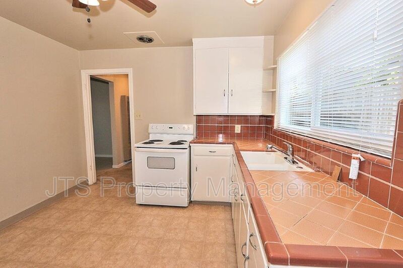 Rare 2 Bedroom Lower Level Apartment Across from UC Davis Med Center! property image