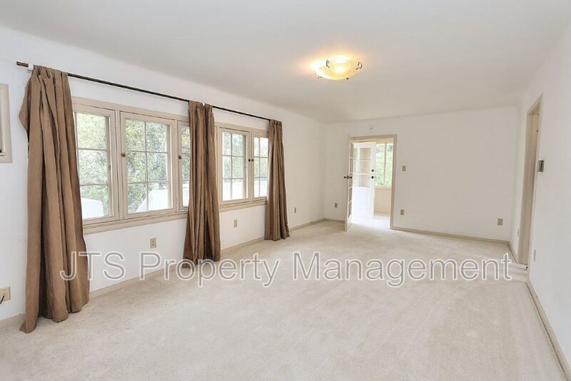 Charming upper level unit in midtown! property image