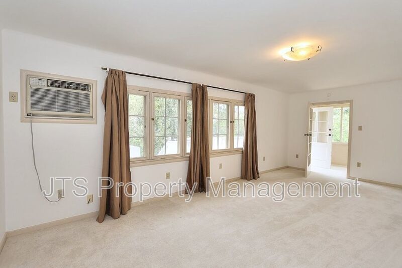 Charming upper level unit in midtown! property image