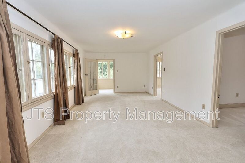 Charming upper level unit in midtown! property image