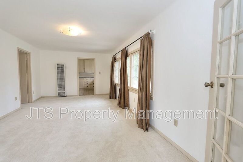 Charming upper level unit in midtown! property image