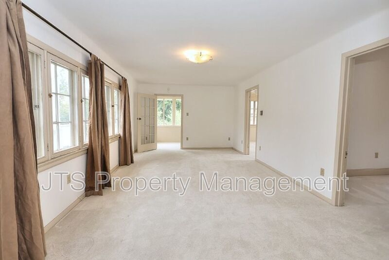 Charming upper level unit in midtown! property image