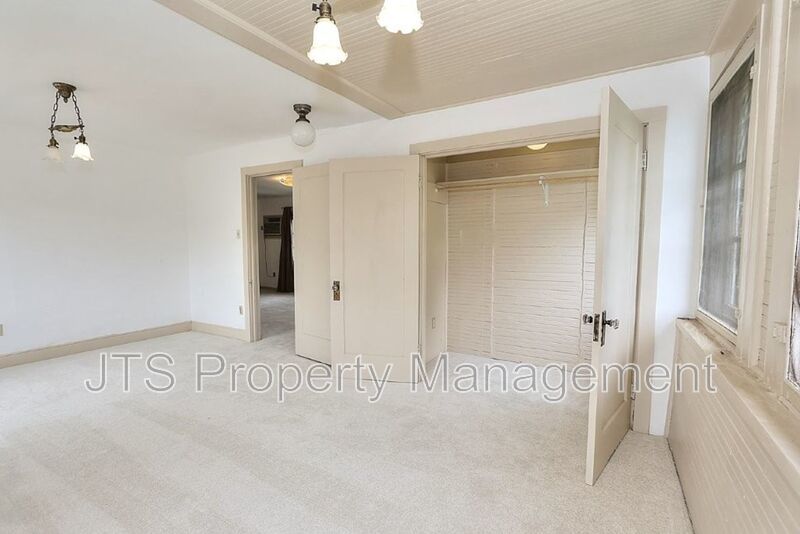 Charming upper level unit in midtown! property image