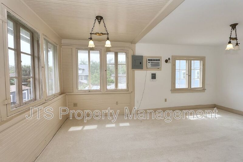 Charming upper level unit in midtown! property image