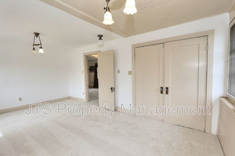 Charming upper level unit in midtown! property image