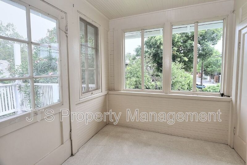 Charming upper level unit in midtown! property image