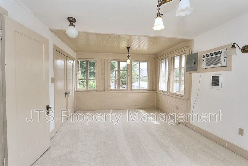 Charming upper level unit in midtown! property image