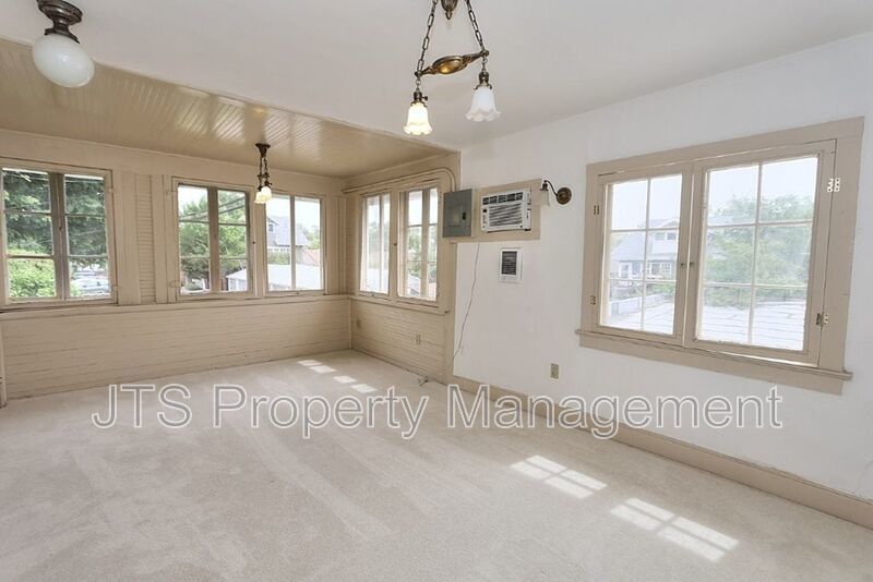 Charming upper level unit in midtown! property image