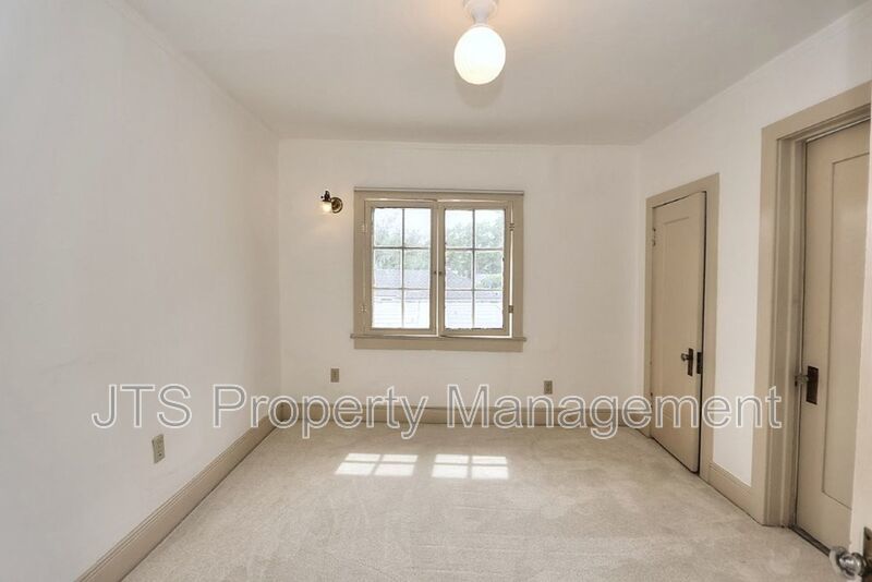 Charming upper level unit in midtown! property image