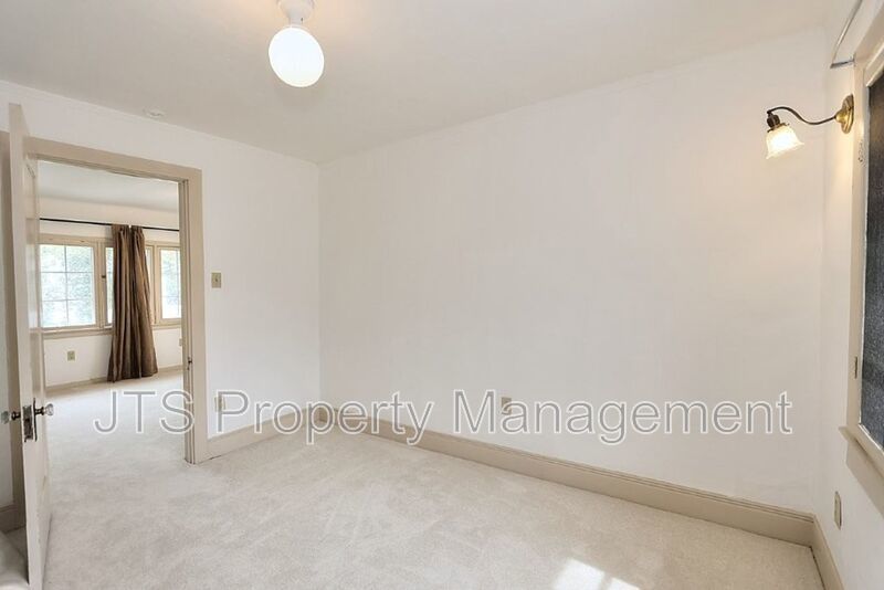 Charming upper level unit in midtown! property image