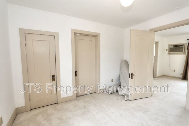 Charming upper level unit in midtown! property image