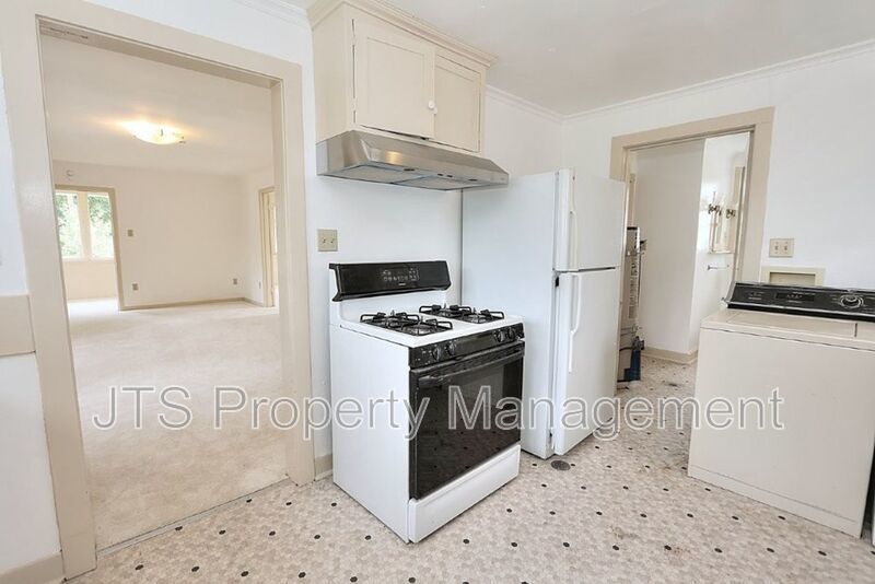 Charming upper level unit in midtown! property image