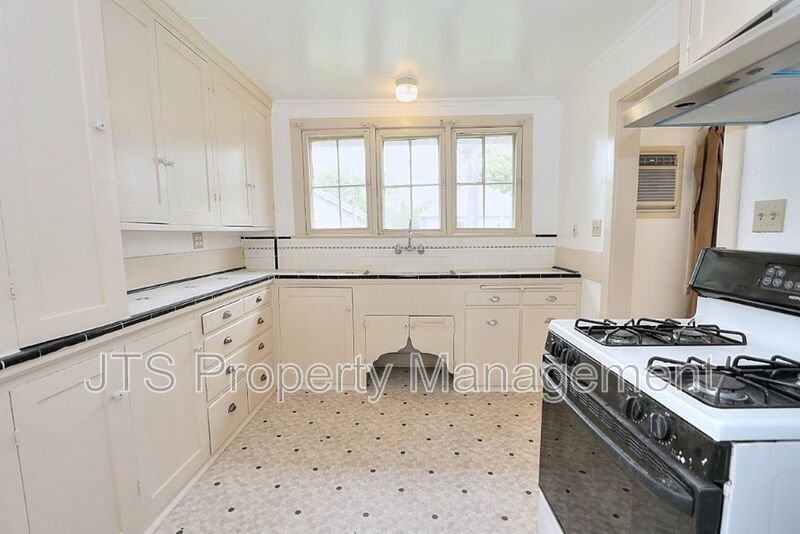 Charming upper level unit in midtown! property image