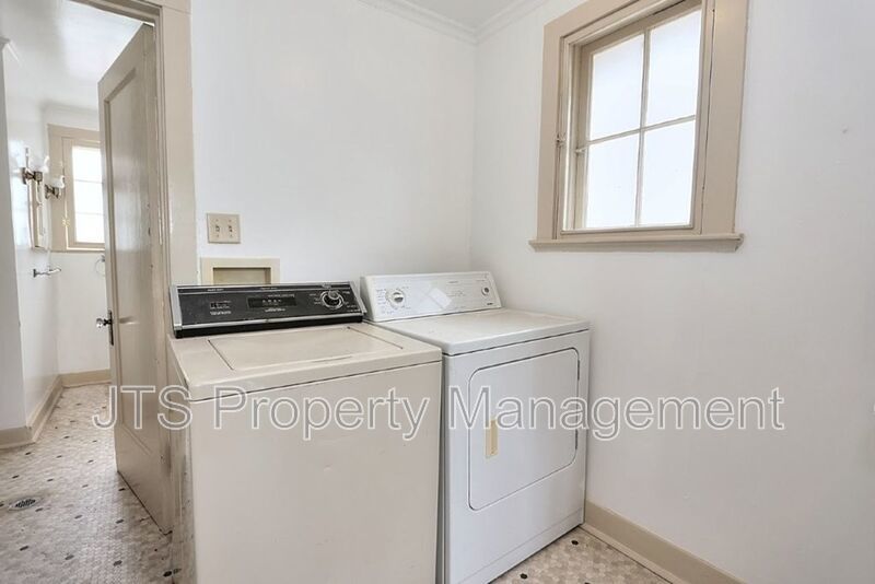 Charming upper level unit in midtown! property image