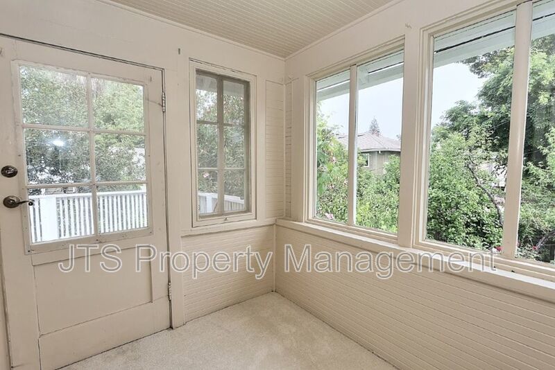 Charming upper level unit in midtown! property image