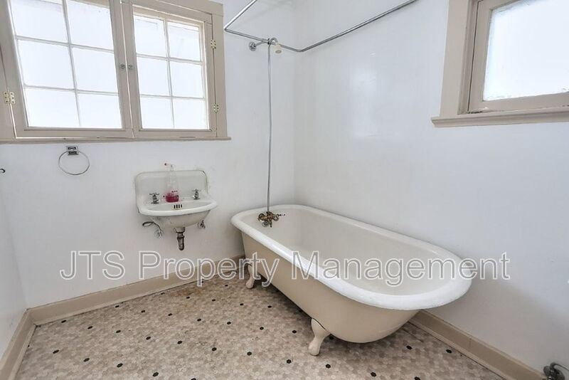 Charming upper level unit in midtown! property image