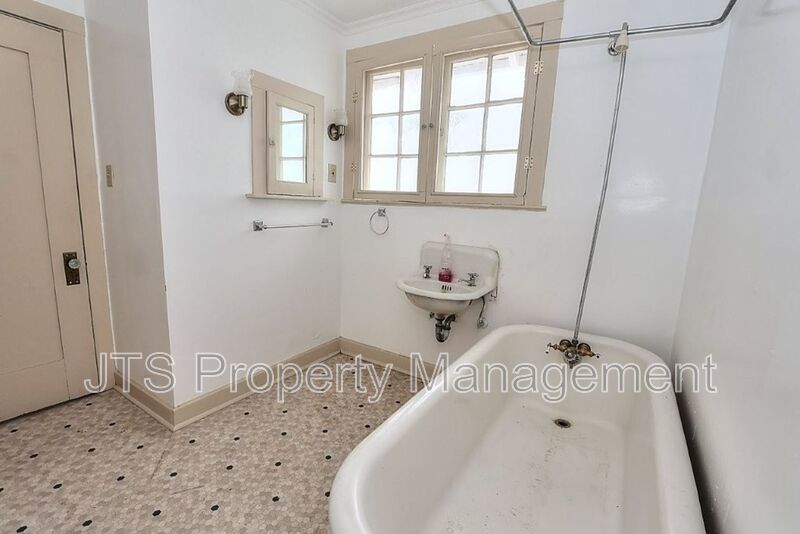 Charming upper level unit in midtown! property image