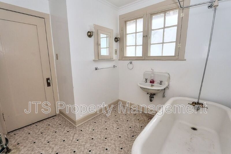 Charming upper level unit in midtown! property image