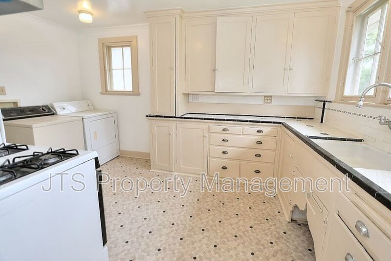 Charming upper level unit in midtown! property image