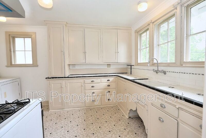 Charming upper level unit in midtown! property image