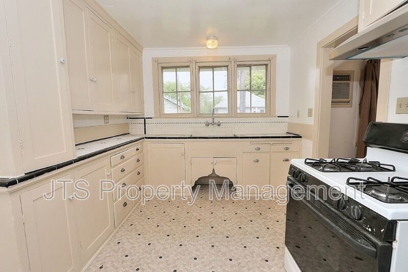 Charming upper level unit in midtown! property image