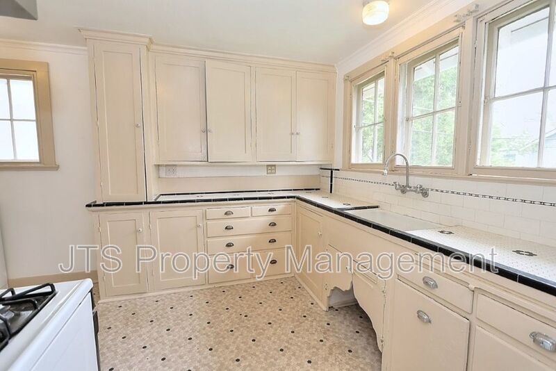 Charming upper level unit in midtown! property image