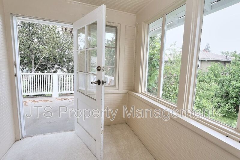 Charming upper level unit in midtown! property image