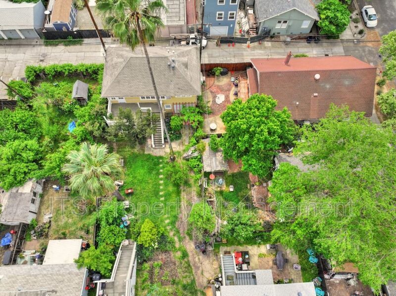 Charming upper level unit in midtown! property image