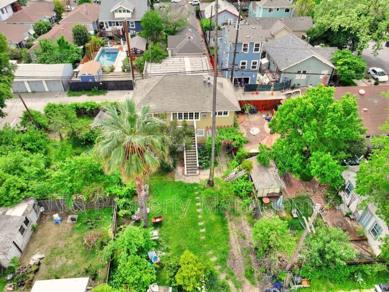 Charming upper level unit in midtown! property image