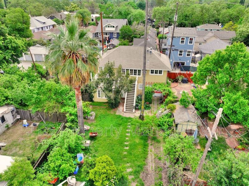 Charming upper level unit in midtown! property image