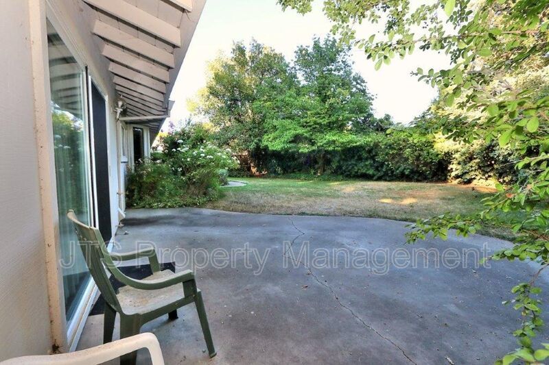 River Parkway Access for this 1 level 4 Bedroom Carmichael Duplex! property image