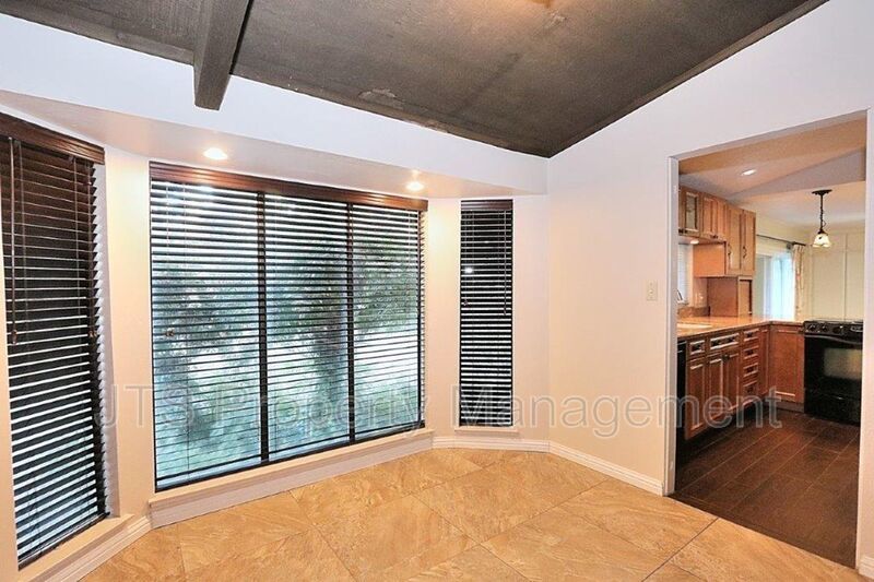 River Parkway Access for this 1 level 4 Bedroom Carmichael Duplex! property image