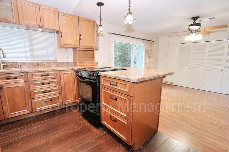River Parkway Access for this 1 level 4 Bedroom Carmichael Duplex! property image