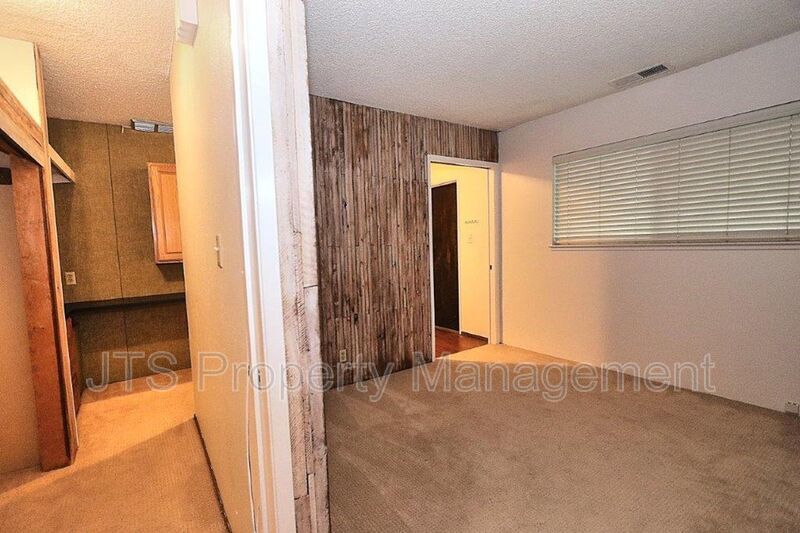 River Parkway Access for this 1 level 4 Bedroom Carmichael Duplex! property image