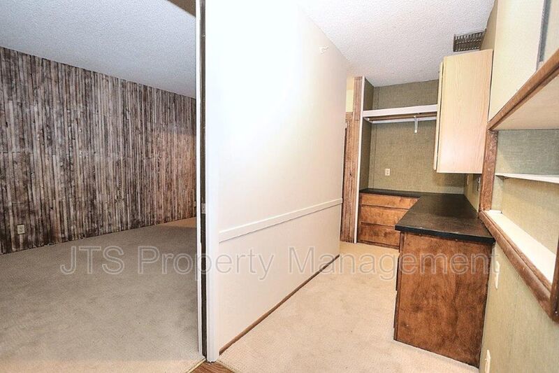 River Parkway Access for this 1 level 4 Bedroom Carmichael Duplex! property image