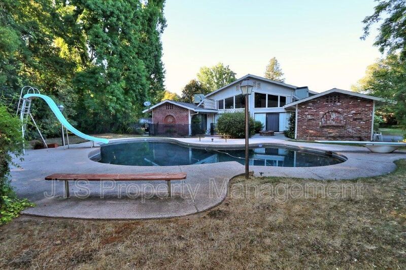 River Parkway Access for this 1 level 4 Bedroom Carmichael Duplex! property image