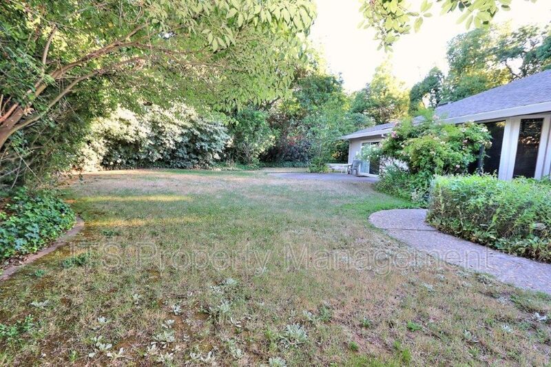 River Parkway Access for this 1 level 4 Bedroom Carmichael Duplex! property image