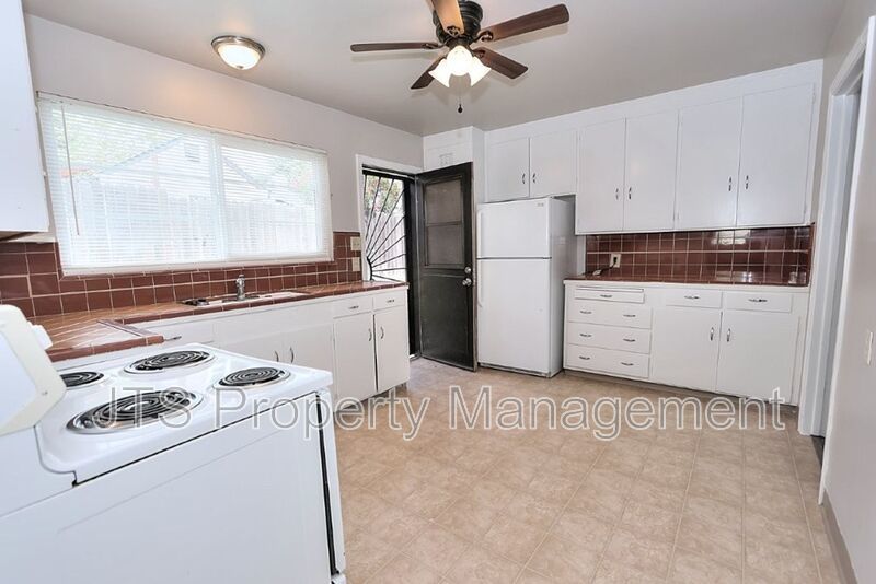 Rare 2 Bedroom Lower Level Apartment Across from UC Davis Med Center! property image