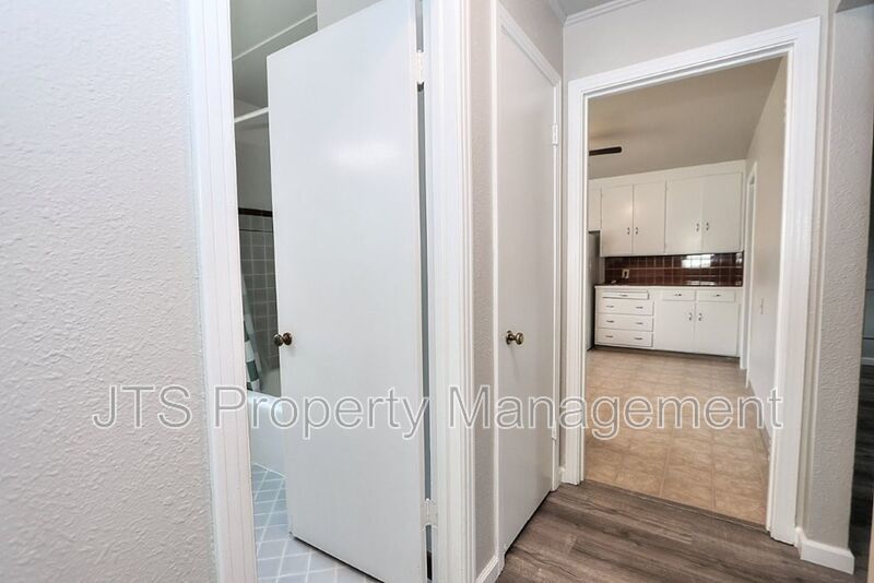 Rare 2 Bedroom Lower Level Apartment Across from UC Davis Med Center! property image