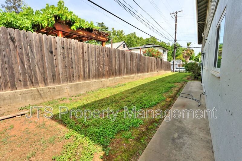 Rare 2 Bedroom Lower Level Apartment Across from UC Davis Med Center! property image