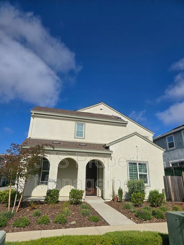 Incredible Gated Solar Folsom Home with clubhouse access! property image