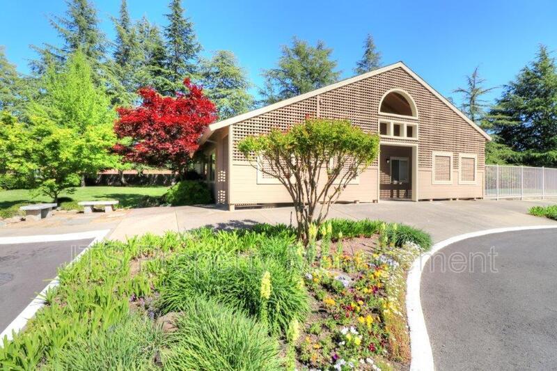 Upper Level Condo For Rent in Trinity Woods! property image