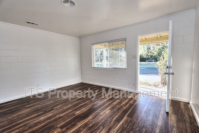 Cozy 2 bed 1 bath Unit in South Tahoe Park! property image