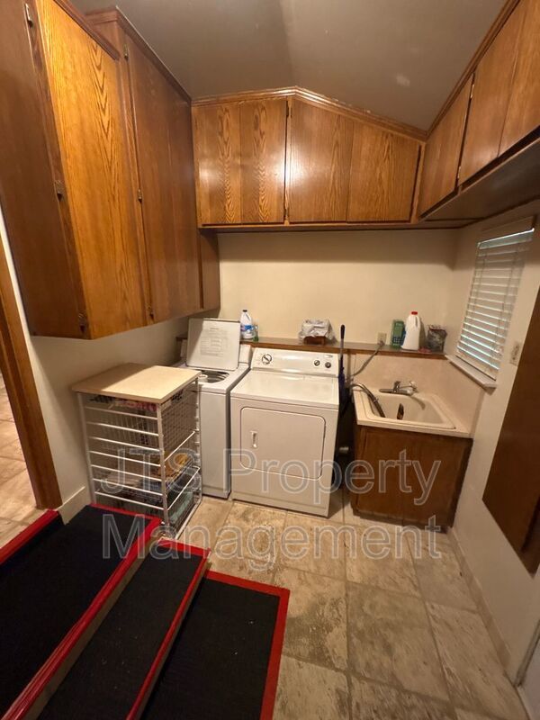 Beautiful Carmichael Home in Established Neighborhood for Rent! property image