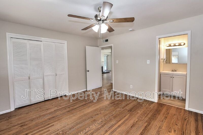 Beautiful Ranch Style 1 Level S. Land Park Drive Home with a Pool! property image