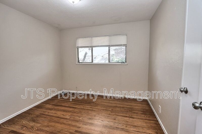 Beautiful Ranch Style 1 Level S. Land Park Drive Home with a Pool! property image